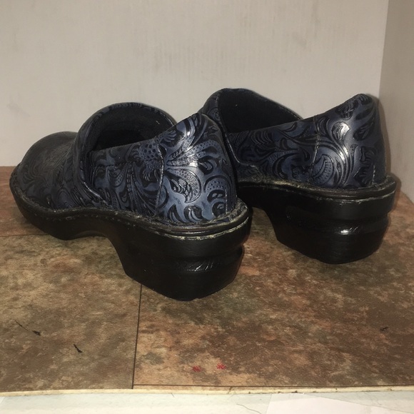 B.O.C Blue and Black print clogs sz 8m - Picture 3 of 9